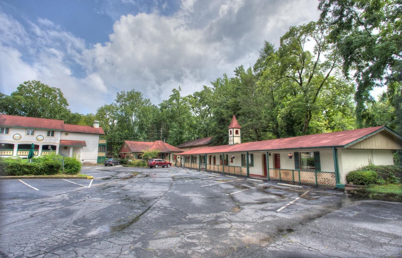 Hofbrau Riverfront Hotel Helen Bagian luar foto
